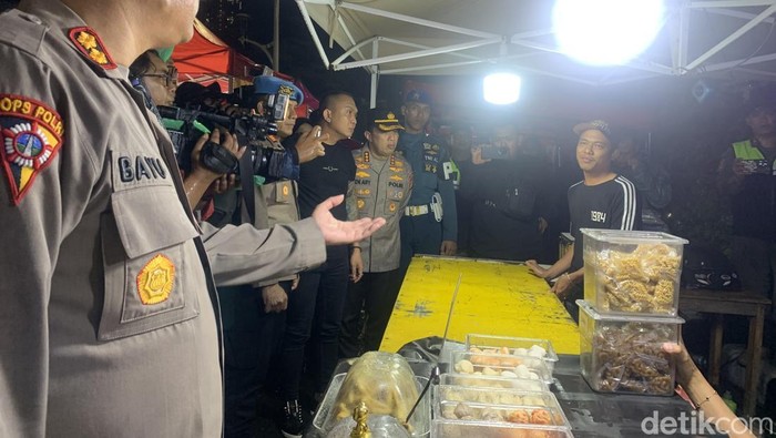Polisi berdialog dengan warga dalam Operasi Berantas Jaya