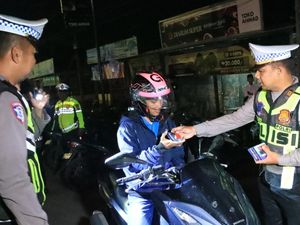 Polres Bangkalan Beri Hadiah Pengendara Motor yang Taat Lalin