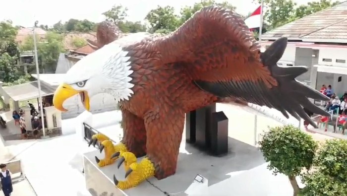 Potret patung rajawali di Desa Cipaat yang viral