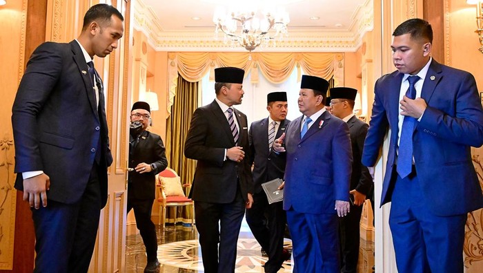 Prabowo dijemput langsung Putera Mahkota Brunei untuk menuju Istana Nurul Iman.