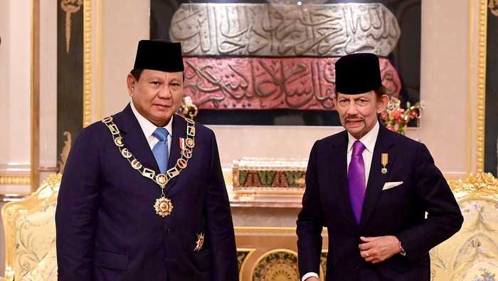 Prabowo menerima penganugerahan Bintang Kebesaran Negara Brunei Darussalam dari Sultan Hassanal Bolkiah.
