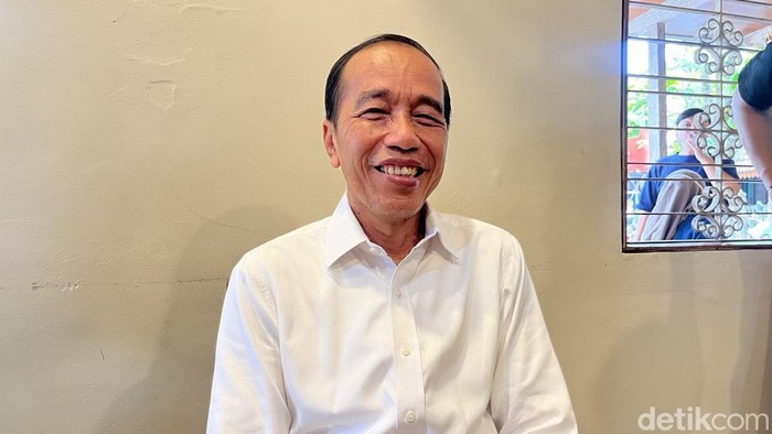 Presiden ke-7, Joko Widodo (Jokowi) ditemui di salah satu rumah makan di Laweyan, Rabu (14/5/2025).