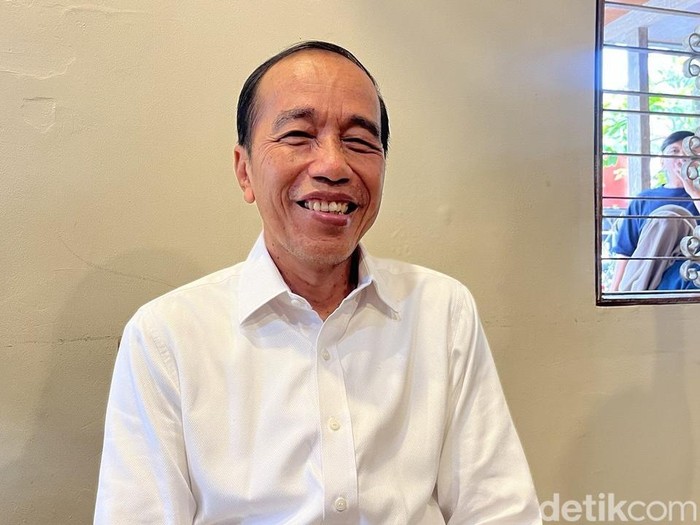 Presiden ke-7, Joko Widodo (Jokowi) ditemui di salah satu rumah makan di Laweyan, Rabu (14/5/2025).
