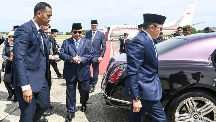 Presiden Prabowo Tiba di Brunei untuk Terima Gelar Kehormatan Presiden Prabowo Subianto menuruni tangga pesawat saat tiba di Bandar Udara Internasional Brunei, Bandar Seri Begawan, Brunei Darussalam, Rabu (14/5/2025). Prabowo melakukan lawatan ke Brunei Darussalam dalam rangka kunjungan kenegaraan, diantaranya menerima gelar kehormatan dari Sultan Brunei Darussalam Paduka Seri Baginda Sultan Haji Hassanal Bolkiah Mu'izzadin Waddaulah. ANTARA FOTO/Muhammad Adimaja/wpa.