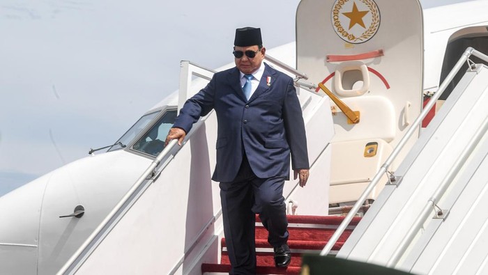 Presiden Prabowo Subianto menuruni tangga pesawat saat tiba di Bandar Udara Internasional Brunei, Bandar Seri Begawan, Brunei Darussalam, Rabu (14/5/2025). Prabowo melakukan lawatan ke Brunei Darussalam dalam rangka kunjungan kenegaraan, diantaranya menerima gelar kehormatan dari Sultan Brunei Darussalam Paduka Seri Baginda Sultan Haji Hassanal Bolkiah Muizzadin Waddaulah. ANTARA FOTO/Muhammad Adimaja/wpa.