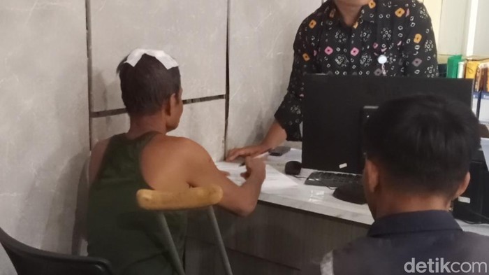 Pria paruh baya disabilitas di Palembang bernama Arsyad (50) dibacok tukang galon