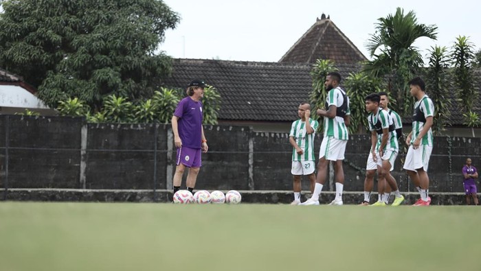 Suasana latihan PSS Sleman di Lapangan Pakembinangun, Sleman, Selasa (13/5/2025).