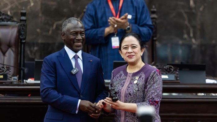 Puan menerima penyerahan keketuaan Parliamentary Union of the OIC Member States (PUIC) atau forum Uni Parlemen negara-negara yang tergabung dalam OKI kepada Indonesia.