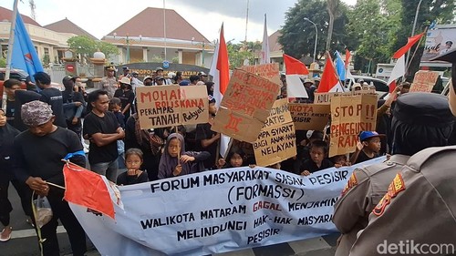 Puluhan warga dari Forum Masyarakat Sasak Pesisir (Formassi) menggeruduk kantor Wali Kota Mataram, Rabu (14/5/2025). (Foto: Nathea Citra/detikBali)