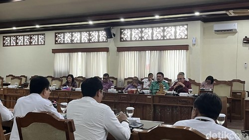 Rapat kerja Dinas Pertanian dan Ketahanan Pangan bersama Komisi II DPRD Bali di kantor DPRD Bali, Rabu (14/5/2025). (Foto: Rizki Setyo/detikBali)
