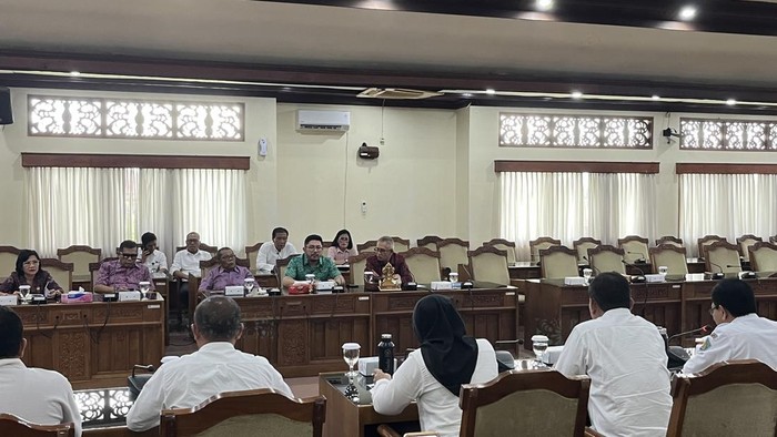 Rapat Komisi III DPRD Bali dengan Dinas Pertanian dan Ketahanan Pangan Bali, Rabu (14/5/2025). (Rizky Setyo/detikBali)