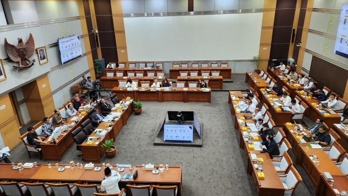 Direktur Angkutan Udara Ditjen Hubud Kemenhub Agustinus Budi Hartono rapat RUU Perubahan atas UU Nomor 8 Tahun 2019 tentang Penyelenggaraan Ibadah Haji dan Umrah bersama Komisi VIII DPR di kompleks parlemen, Senayan, Jakarta, Rabu (14/5/2025).