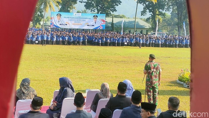Ribuan ASN di Cianjur dilantik di barak militer