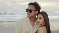 Rizky Febian begitu senang setahun menjalani pernikahan dengan Mahalini. Di Instagram, ia menulis rumah tangganya penuh tawa dan rasa syukur memiliki istri seperti Mahalini. (Foto: dok Instagram)