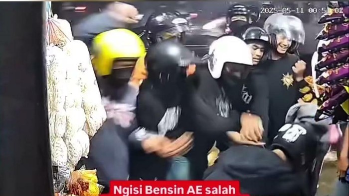 Rombongan pesilat keroyok pemotor saat isi BBM di Madiun