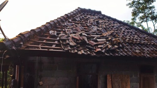 Rumah milik warga di Desa Dukuh, Kecamatan Kubu, Karangasem, Bali, rusak akibat tersambar petir, Rabu (14/5/2025). (Foto: Istimewa)