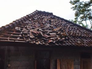 Rumah di Karangasem Rusak Tersambar Petir, Pemilik Alami Luka di Wajah