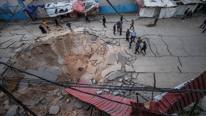  Injured Palestinians are being evacuated from the European Hospital after Israeli army attack hit the hospital in Khan Yunis, Gaza on May 13, 2025. Many people were killed and many injuries were reported following the attack. (Photo by Ali Jadallah/Anadolu via Getty Images)