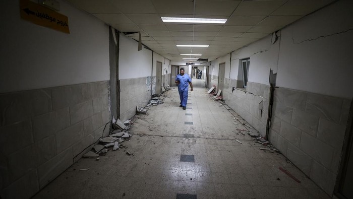 KHAN YUNIS, GAZA - MAY 13: Injured Palestinians are being evacuated from the European Hospital after Israeli army attack hit the hospital in Khan Yunis, Gaza on May 13, 2025. Many people were killed and many injuries were reported following the attack. (Photo by Ali Jadallah/Anadolu via Getty Images)
