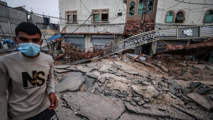  Injured Palestinians are being evacuated from the European Hospital after Israeli army attack hit the hospital in Khan Yunis, Gaza on May 13, 2025. Many people were killed and many injuries were reported following the attack. (Photo by Ali Jadallah/Anadolu via Getty Images)