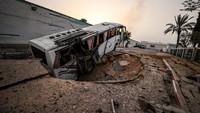 Serangan ini menyebabkan kerusakan parah pada kompleks rumah sakit, termasuk runtuhnya sebagian halaman dan terbentuknya kawah besar akibat bom penghancur bunker. Banyak korban yang terjebak di bawah reruntuhan, dan upaya penyelamatan terhambat oleh keberadaan drone Israel yang terus mengawasi area tersebut.  
