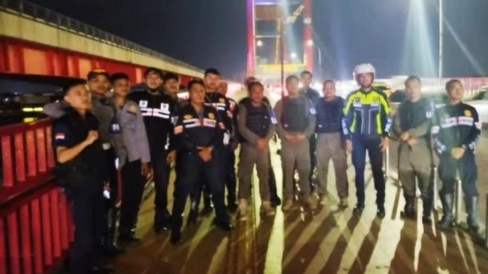 Satpol-PP Palembang dan Dishub Bubarkan pengamen yang live Tiktok di Jembatan Ampera.