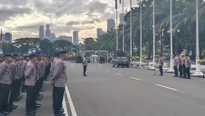 Satuan Brimob siaga di Gedung DPR mengamankan konferensi parlemen OKI