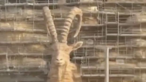 Sebuah patung kambing terbentuk dari bangunan di proyek Qiddya, Riyadh, Saudi Arabia. (Tangkapan Layar X/gamsiz_bykus)