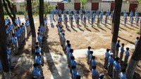 Seorang kepala sekolah setempat mengatakan beberapa penduduk sedang menunggu solusi perdamaian yang lebih pasti sebelum mempertimbangkan untuk pindah kembali ke rumah mereka di kota perbatasan. REUTERS/Naseer ud Din 