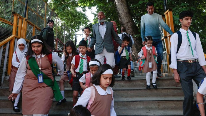 Schoolchildren arrive as schools reopen after the ceasefire announcement between India and Pakistan, in Srinagar, Indian Kashmir, May 13, 2025. REUTERS/Sharafat Ali