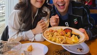 YouTuber yang punya banyak penggemar ini bagikan menu makanannya saat kulineran di Amerika. Foto: Instagram @jeromepolin