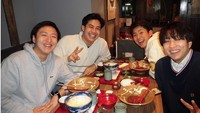 Terkenal grup Waseda Boys, Jerome akhirnya bisa reunian sekaligus makan-makan bersama para sahabatnya. Foto: Instagram @jeromepolin