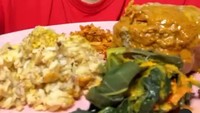 Diimbangi dengan olahraga yang rutin, Jerome tetap bisa makan nasi Padang. Menu lauknya juga ada sayur hingga gulai. Foto: Instagram @jeromepolin