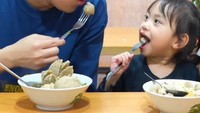 Makan bakso bareng Ritsuki, YouTuber yang jago matematika ini bikin gemas penggemarnya. Foto: Instagram @jeromepolin