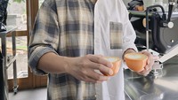 Selain hobi mukbang nasi Padang sampai sushi, Jerome tak lupa bagikan fotonya meracik kopi sendiri. Foto: Instagram @jeromepolin