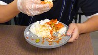 Makan sambal bakar yang enak, lauk udang dengan petai ini bikin Jerome nafsu makannya terus bertambah. Foto: Instagram @jeromepolin