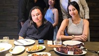 Kumpul bareng teman-teman artis seperti Anya Geraldine hingga Keanu, Jerome makan malam di resto steak mewah. Foto: Instagram @jeromepolin