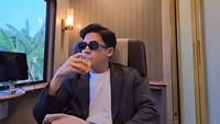 Terakhir ini potret keren Jerome minum jus saat naik kereta luxury yang jadi pengalaman serunya saat traveling.  Foto: Instagram @jeromepolin