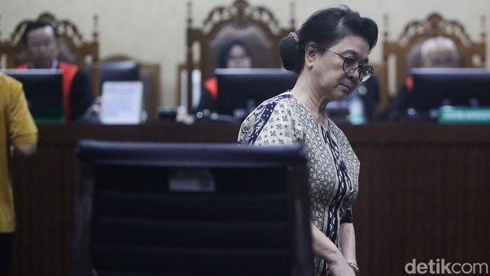Lisa Rachmat bersaksi di sidang lanjutan kasus suap yang menyeret eks pejabat MA dan makelar kasus. Kasus ini juga melibatkan tiga hakim PN Surabaya yang telah divonis penjara.