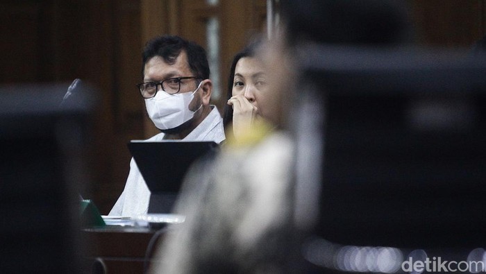 Lisa Rachmat bersaksi di sidang lanjutan kasus suap yang menyeret eks pejabat MA dan makelar kasus. Kasus ini juga melibatkan tiga hakim PN Surabaya yang telah divonis penjara.