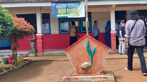 Suasana SDN 10 Karangggondang Jepara yang viral karena halamannya ditanami pohon dan terancam tutup buntut sengketa tanah, Rabu (14/5/2025).