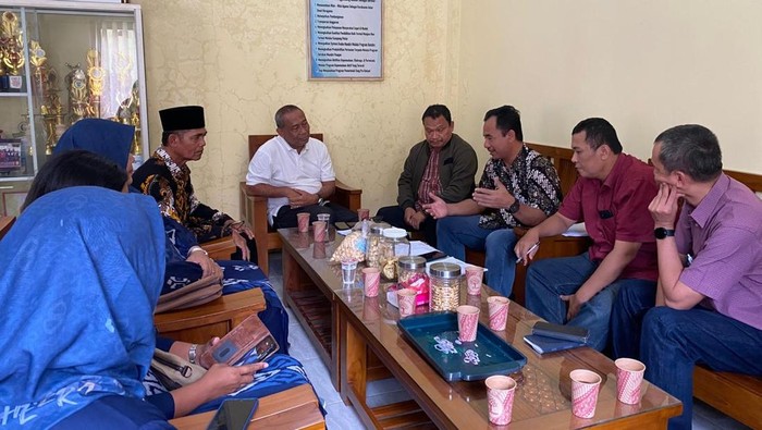 Suasana SDN 10 Karangggondang Jepara yang viral karena halamannya ditanami pohon dan terancam tutup buntut sengketa tanah, Rabu (14/5/2025).
