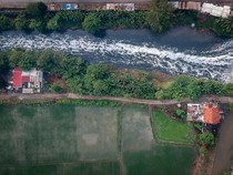 Sungai Cirarab Menghitam, Warga Keluhkan Pencemaran Limbah
