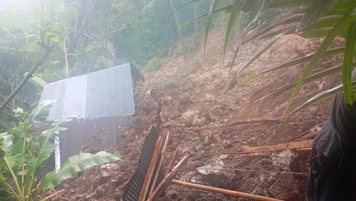 Tanah longsor yang menimpa bangunan rumah, dapur dan Palinggih di wilayah Desa Bunutan, Kecamatan Abang, Kabupaten Karangasem, Rabu (14/5/2025).