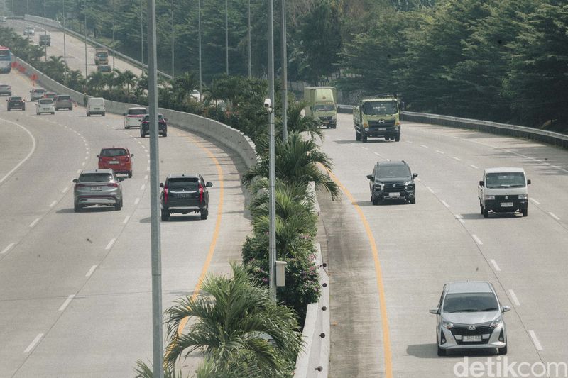 Sejumlah kendaraan tampak melintas di Jalan Tol Kunciran–Serpong, Tangerang Selatan, Rabu (14/5/2025). Jalan tol ini akan mengalami penyesuaian tarif mulai Kamis, 15 Mei 2025 pukul 00.00 WIB.