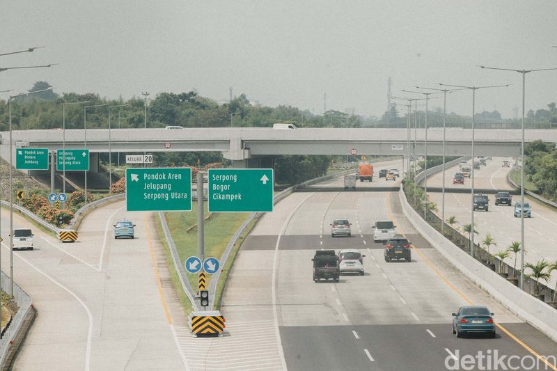 Sejumlah kendaraan tampak melintas di Jalan Tol Kunciran–Serpong, Tangerang Selatan, Rabu (14/5/2025). Jalan tol ini akan mengalami penyesuaian tarif mulai Kamis, 15 Mei 2025 pukul 00.00 WIB.