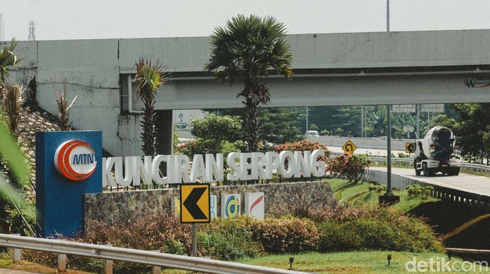 Sejumlah kendaraan tampak melintas di Jalan Tol Kunciran–Serpong, Tangerang Selatan, Rabu (14/5/2025). Jalan tol ini akan mengalami penyesuaian tarif mulai Kamis, 15 Mei 2025 pukul 00.00 WIB.