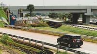 Upaya tersebut antara lain meliputi pengecatan ulang marka jalan, peremajaan dan pemasangan guardrail, pengecatan median beton, serta revitalisasi jembatan penyeberangan orang dan overpass.  