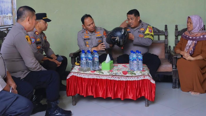 Teks foto: AKBP Wahtudi Rahman saat membesuk Aipda Abdul Rahman. (Dok. Polres Pelabuhan Belawan)