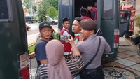 Agus juga menangis saat digiring ke Kejaksaan Negeri (Kejari) Mataram. Dia memohon kepada jaksa agar dikembalikan menjadi tahanan rumah. (Abdurrasyid Efendi/detikBali)